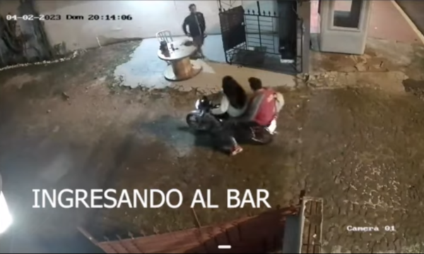 (VIDEO) Cámara de seguridad captó a la supuesta somnilera que “desplumó” a un cambista