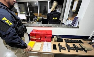 Mujer detenida con armas y cocaína