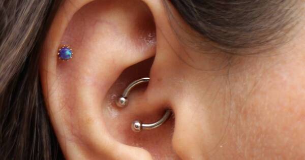 La Nación / Contratan abogados porque en el colegio no les dejan usar piercings y pelos teñidos