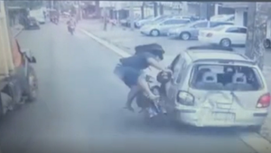 Motociclista muere arrollado en cuádruple accidente