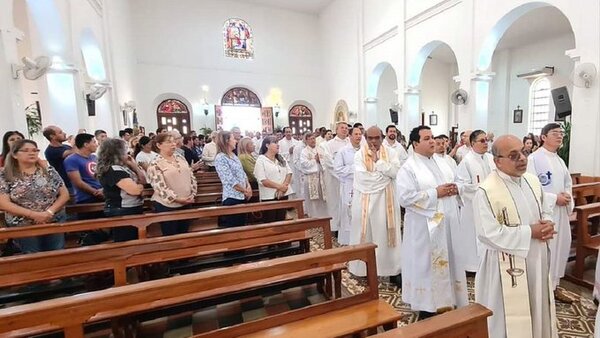Sacerdotes renuevan compromiso sacerdotal en Catedral de Encarnación