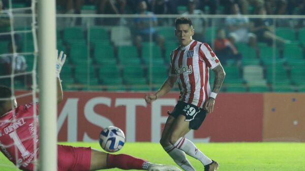 Estudiantes, con dos expulsados, vence a domicilio al Oriente Petrolero
