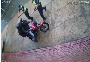 (VIDEO) Motochorros asaltan un comercio y al salir fueron sorprendidos por los polis