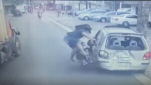 Motociclista muere arrollado en cuádruple accidente