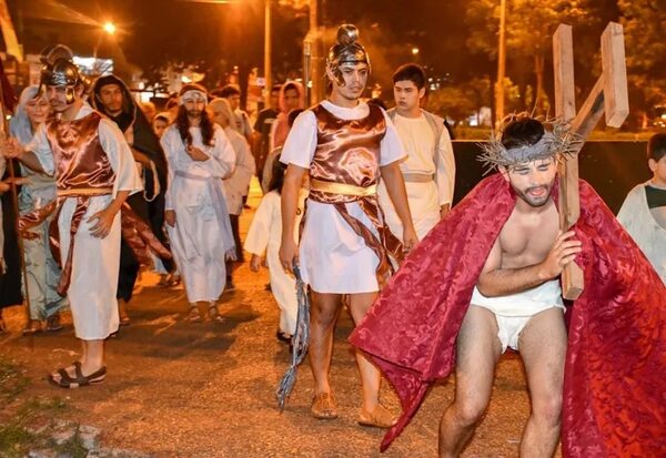 En Capiatá realizaron Viacrucis viviente y recordaron la pasión y muerte de Jesús - Nacionales - ABC Color