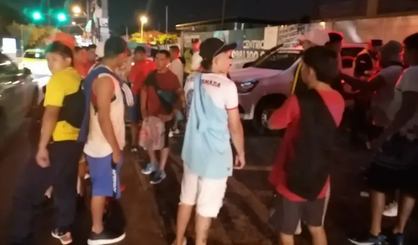 21 hinchas de Cerro Porteño son llevados a la Agrupación Especializada - Noticiero Paraguay