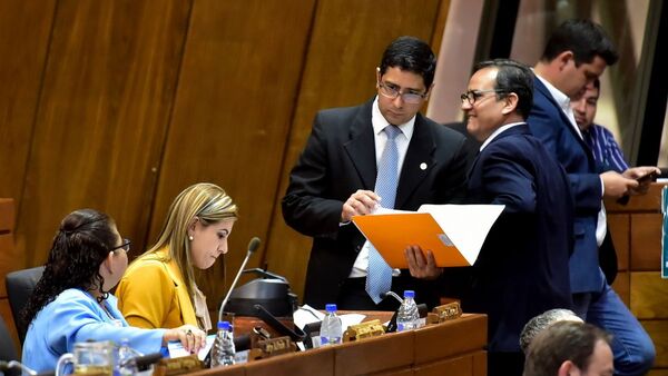 Nadie quiere pegarse a Bogarín y habría juicio político, dicen