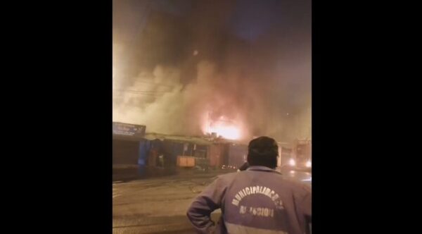 Incendio consumió local de venta de ropas del Mercado 4