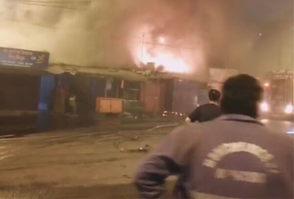 Incendio consumió totalmente un local comercial en el Mercado 4 - Megacadena — Últimas Noticias de Paraguay