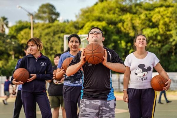 Escuela de básquet para personas con discapacidad intelectual reinicia actividades en Encarnación