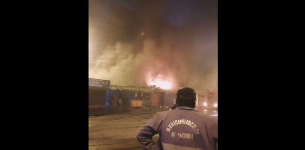 Incendio consumió local de venta de ropas del Mercado 4 - Radio Imperio