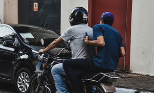 Conductor atropella a motochorros tras robar un celular - Noticiero Paraguay