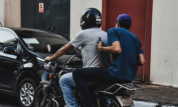 Conductor atropella a motochorros tras robar un celular - Noticiero Paraguay