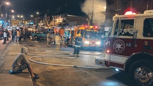 Local comercial de Mercado 4 es totalmente consumido por el fuego