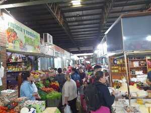 Jueves Santo de movimiento masivo en el mercado municipal La Placita
