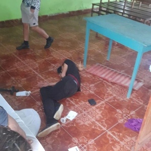 Hombre causa destrozos en una capilla y luego se queda dormido