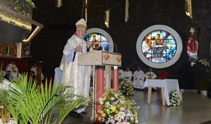 Catedral de CDE: monseñor Steckling valoró el propósito del sacerdocio en misa crismal - ABC en el Este - ABC Color