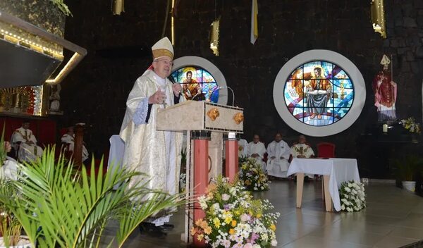 Catedral de CDE: monseñor Steckling valoró el propósito del sacerdocio en misa crismal - ABC en el Este - ABC Color
