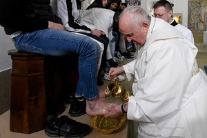 El Papa Francisco lavó los pies de doce reclusos de en su homilía de este jueves