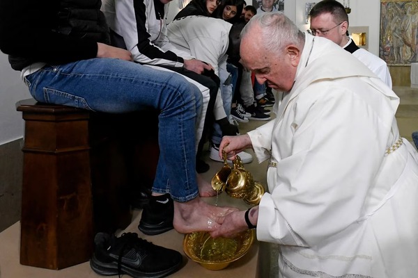 El Papa Francisco lavó los pies de doce reclusos de en su homilía de este jueves