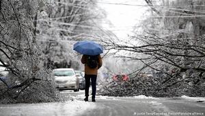 Tormenta de hielo deja sin electricidad a más de un millón de canadienses