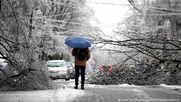 Tormenta de hielo deja sin electricidad a más de un millón de canadienses