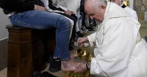 La Nación / El papa lava los pies a doce jóvenes detenidos en ritual de Jueves Santo