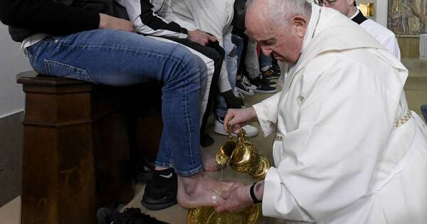 La Nación / El papa lava los pies a doce jóvenes detenidos en ritual de Jueves Santo