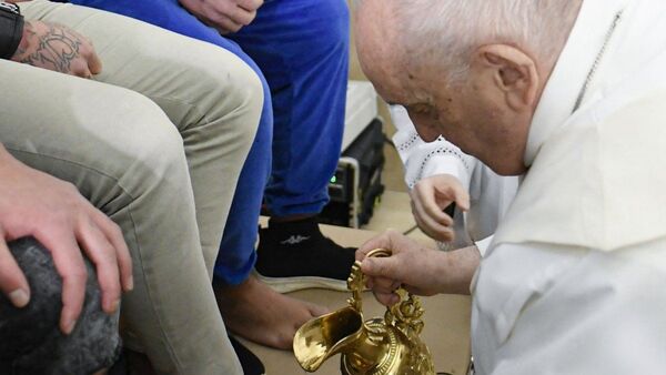 El papa Francisco lava los pies en una cárcel de menores