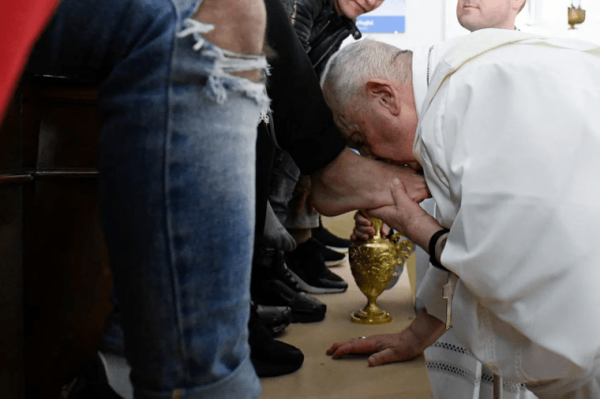 El papa Francisco lavó los pies de 12 jóvenes reclusos de diferentes etnias y nacionalidades