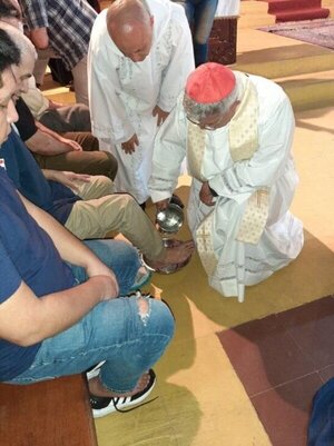 Cardenal lava los pies a reclusos de Tacumbú en misa por Jueves Santo - Radio Imperio