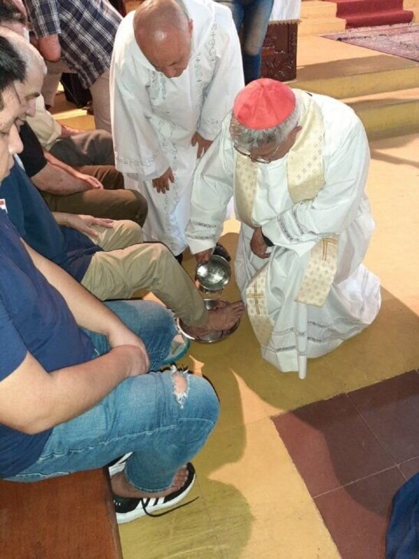 Cardenal lava los pies a reclusos de Tacumbú en misa por Jueves Santo - Radio Imperio