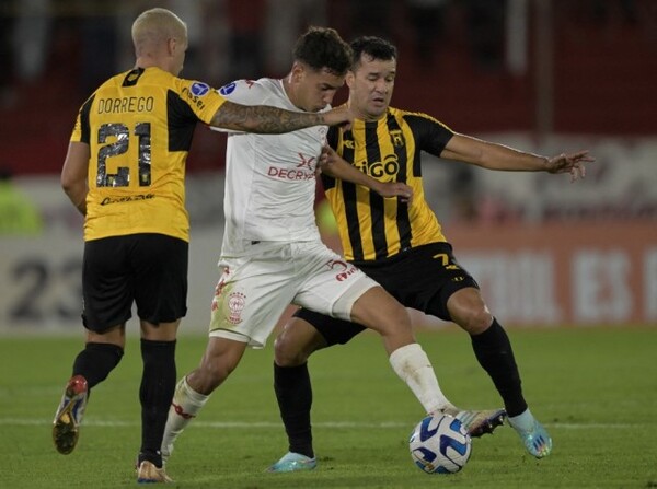 Mal arranque aborigen en la Sudamericana y caída 1-4 ante Huracán - La Tribuna