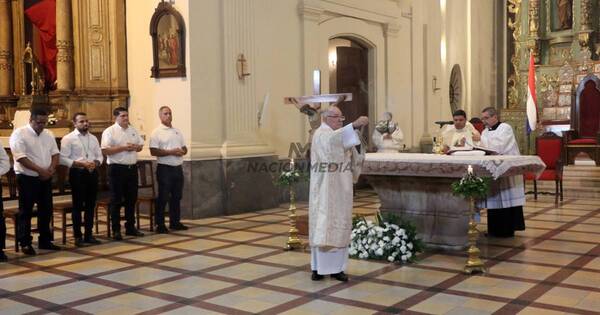 La Nación / Cardenal lavó los pies a internos de Tacumbú en misa de Jueves Santo