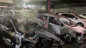 Dos vehículos se incendian en una playa de autos de CDE