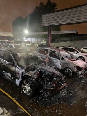 Dos vehículos se incendian en una playa de autos de CDE