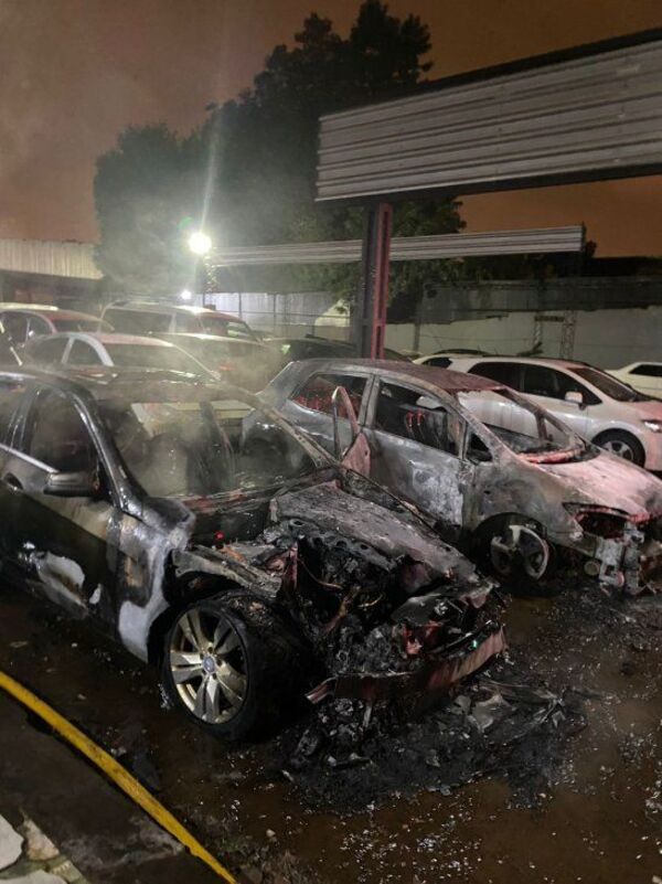 Dos vehículos se incendian en una playa de autos de CDE