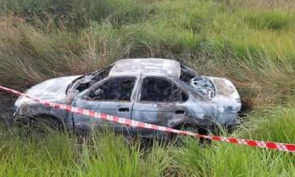 Encuentran cuerpo de mujer y un arma en vehículo incinerado