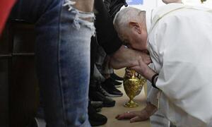 Diario HOY | El papa lava los pies a doce jóvenes detenidos en ritual de Jueves Santo