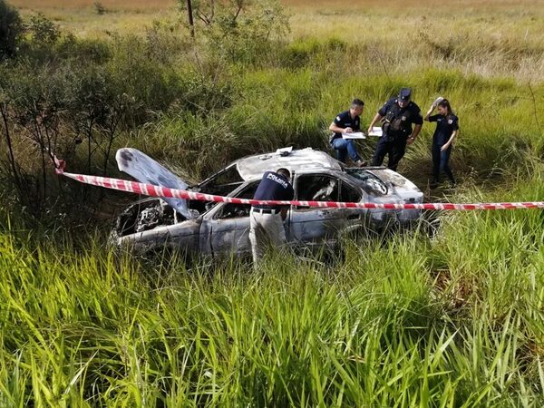 Video: mujer fallece calcinada dentro de un auto en Paraguarí - Policiales - ABC Color