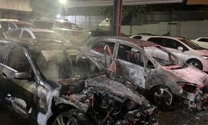 Incendio consume dos vehículos