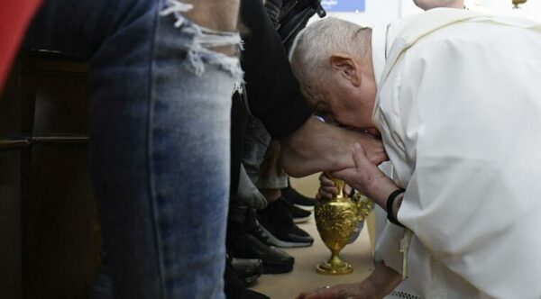 El papa lava los pies a doce jóvenes detenidos en ritual de Jueves Santo - Oasis FM 94.3