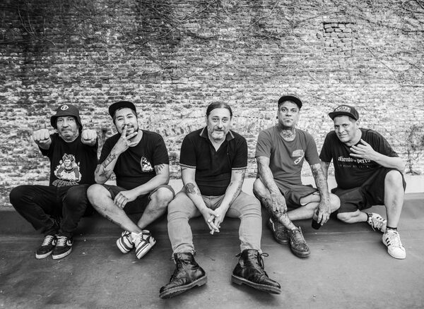Aeropuerto: 2 Minutos y Los Fabulosos Cadillacs cantan juntos un clásico - Unicanal