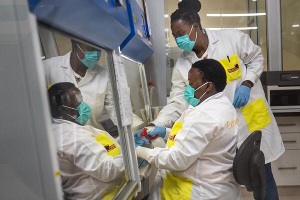 Médicos sudafricanos creen que ómicron es más leve que delta | 1000 Noticias