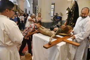 Conmemoraron pasión y muerte y mañana esperan la resurrección - Nacionales - ABC Color