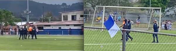 [VIDEO] ¡Insólito! Policías entraron a la cancha y arrestaron al árbitro
