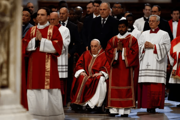 El papa Francisco encabezó la celebración de la Pasión del Señor en la Basílica de San Pedro pero no presenció el Vía Crucis