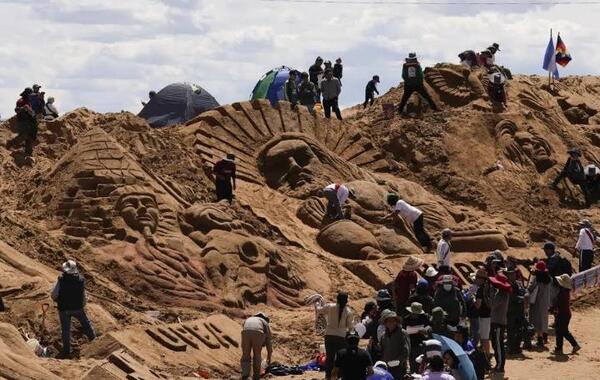 Esculturas de arena reviven la Pasión de Cristo en Bolivia - San Lorenzo Hoy