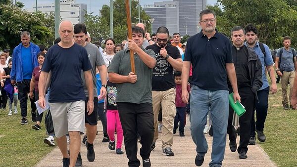 Católicos rememoran el camino de Cristo hacia la cruz en la Costanera