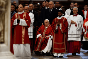 El papa Francisco encabezó la celebración de la Pasión del Señor en la Basílica de San Pedro